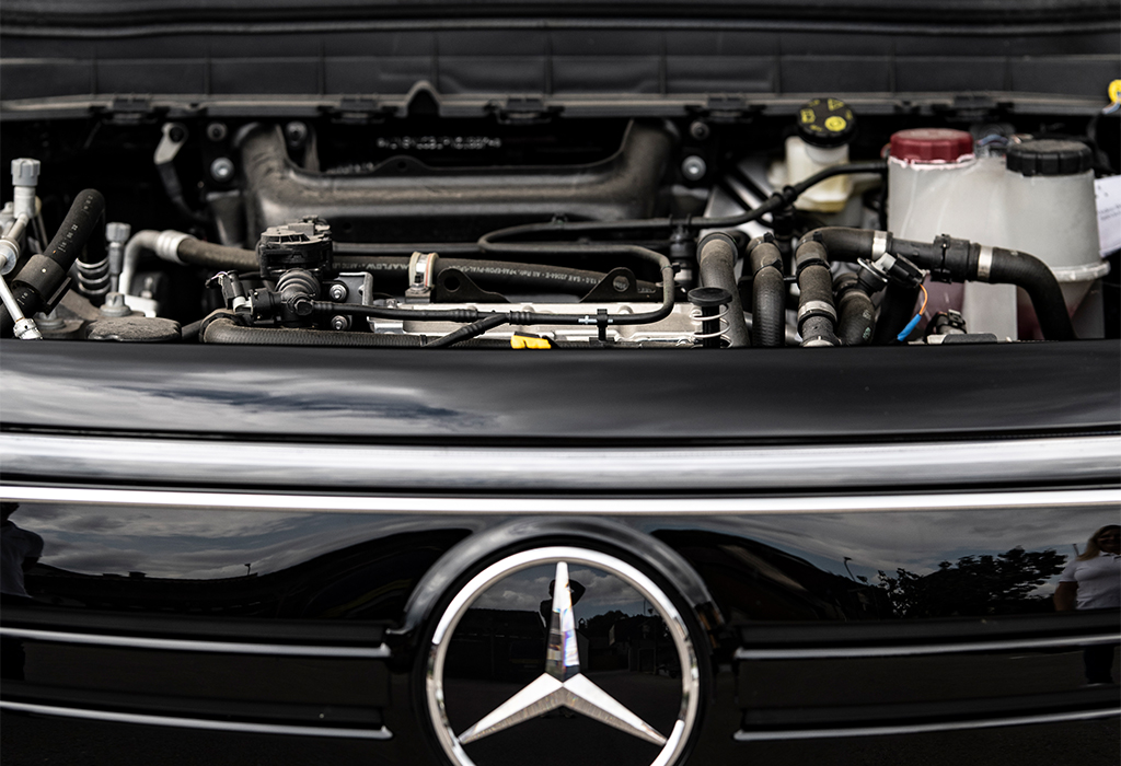 Mercedes. Motorraum Mercedes. Motorraum